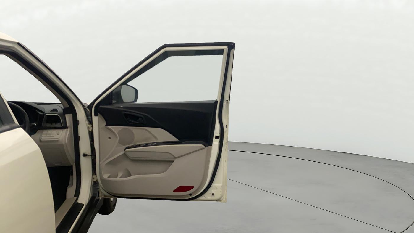 2020 Mahindra XUV300 W6 1.2 PETROL, Petrol, Manual, 1,23,203 km, RHS Front Door