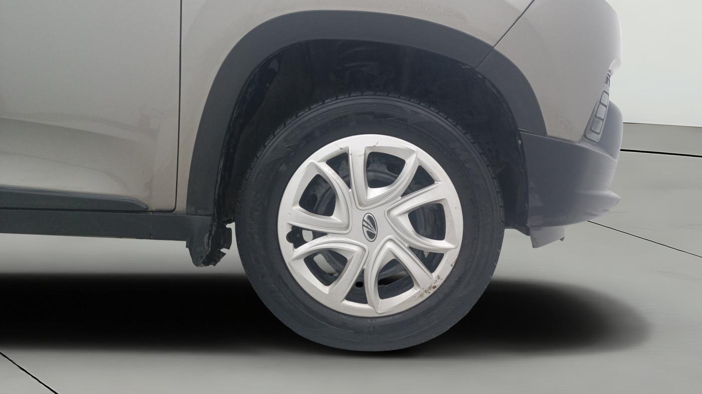 2016 Mahindra Kuv100 K6 5 STR, Petrol, Manual, 33,624 km, Right Front Wheel