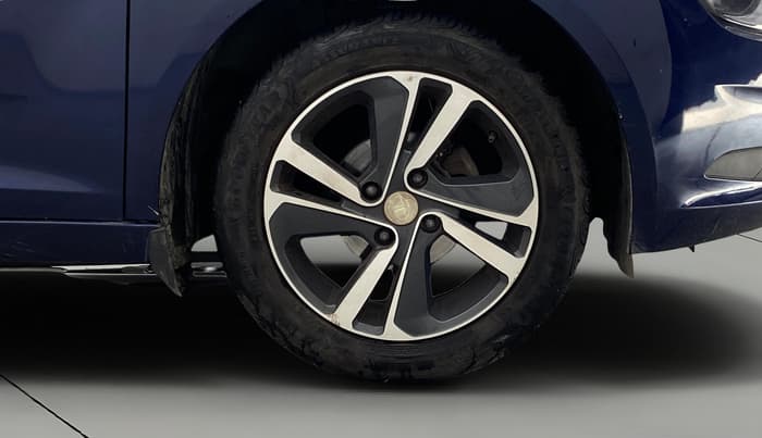 2023 Tata ALTROZ XZ PETROL, Petrol, Manual, 20,204 km, Right Front Wheel