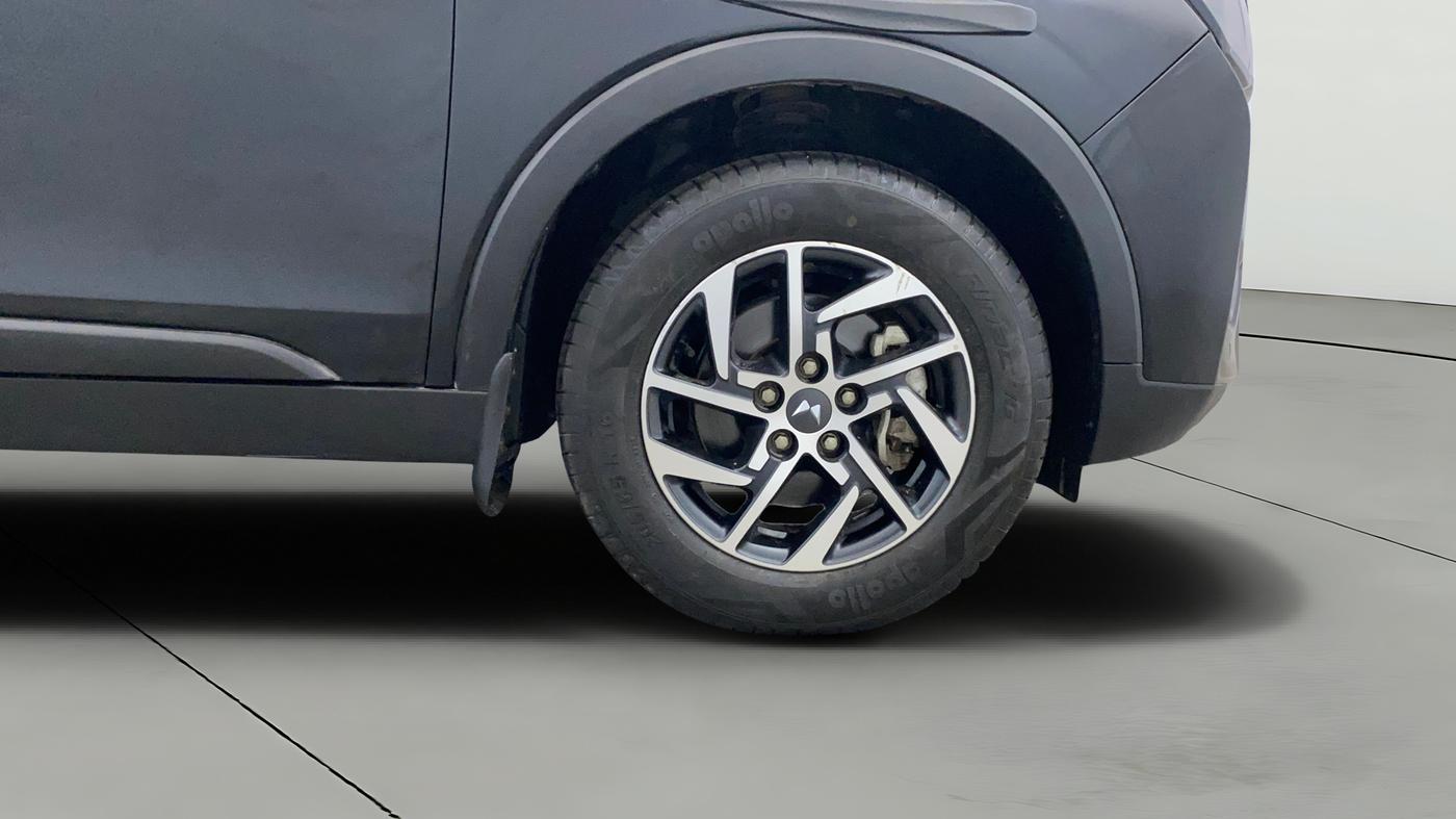 2023 Mahindra XUV300 W8 (O) 1.2 PETROL, Petrol, Manual, 27,880 km, Right Front Wheel