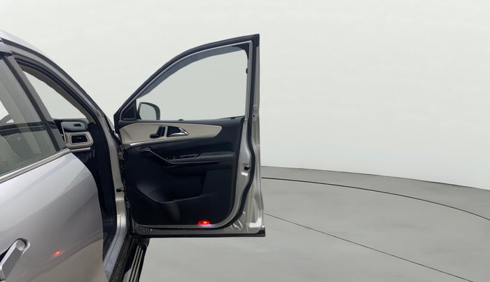 2021 Mahindra XUV700 AX 7 LUXURY P AT 7 STR, Petrol, Automatic, 44,322 km, RHS Front Door