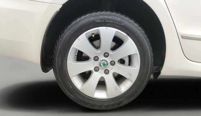 2013 Skoda Superb ELEGANCE 2.0 TDI CR AT, Diesel, Automatic, 68,183 km, Right Rear Wheel