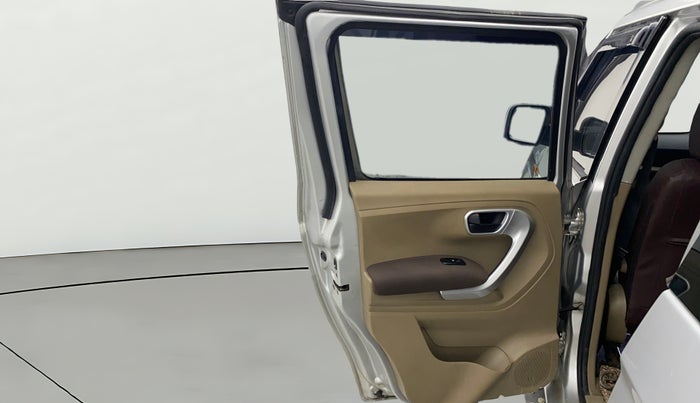 2016 Mahindra TUV300 T8, Diesel, Manual, 1,19,569 km, LHS Rear Door