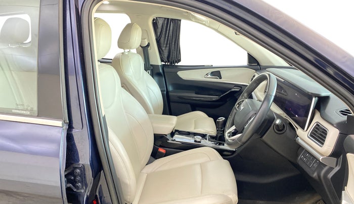 2022 Mahindra XUV700 AX 7 LUXURY D MT 7 STR, Diesel, Manual, 39,656 km, Right Side Front Door Cabin