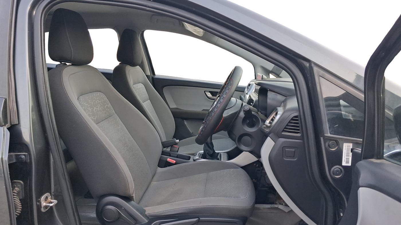 2021 Tata ALTROZ XZ PETROL, CNG, Manual, 63,893 km, Right Side Front Door Cabin