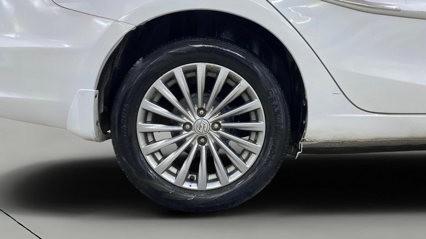 2015 Maruti Ciaz ZXI+, Petrol, Manual, 1,06,229 km, Right Rear Wheel