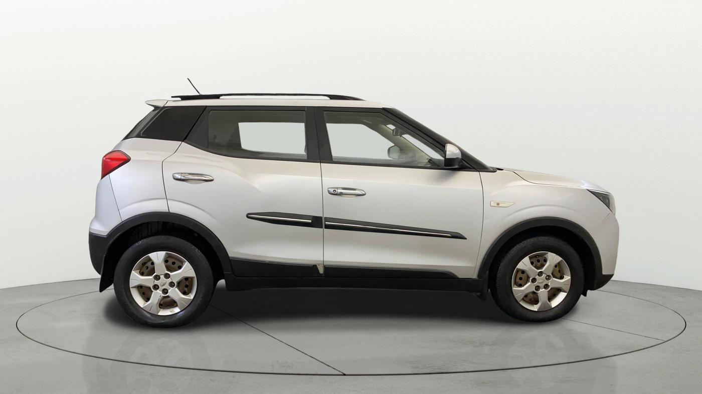 2020 Mahindra XUV300 W6 1.2 PETROL, Petrol, Manual, 1,16,712 km, Right Side View