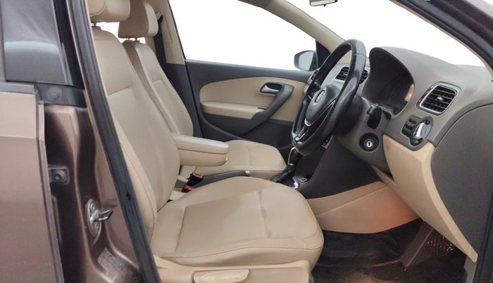 2015 Volkswagen Vento HIGHLINE 1.5 AT, Diesel, Automatic, 1,09,859 km, Right Side Front Door Cabin
