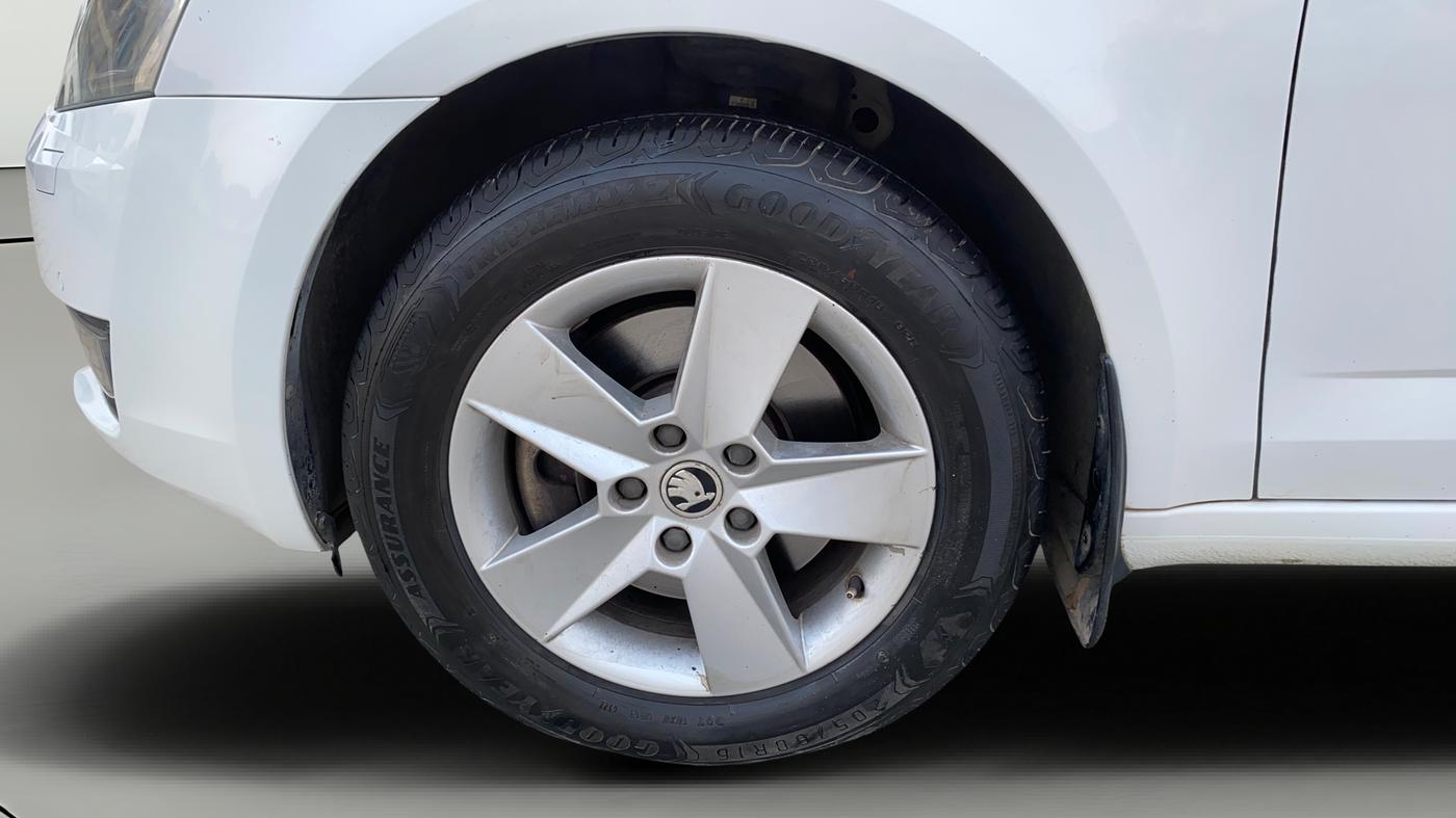 2017 Skoda Octavia STYLE PLUS AT 1.8 TSI, Petrol, Automatic, 49,876 km, Left Front Wheel