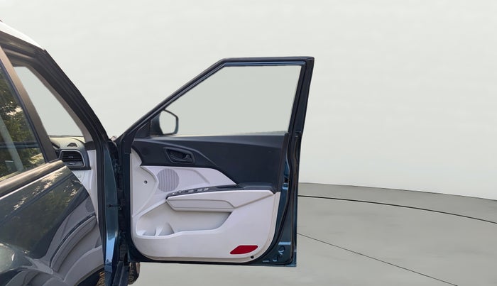 2020 Mahindra XUV300 W6 1.2 PETROL, Petrol, Manual, 57,600 km, RHS Front Door