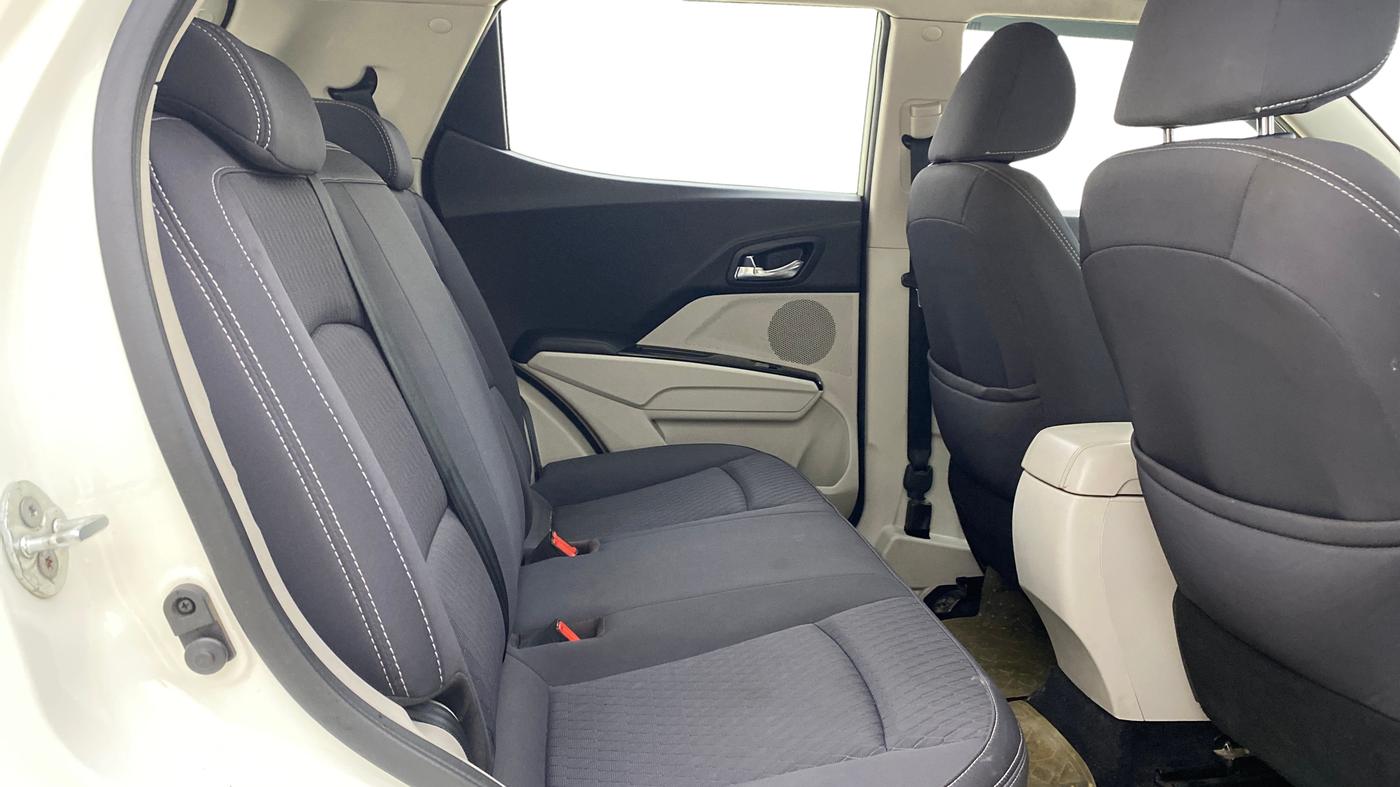 2022 Mahindra XUV300 W8 1.2 PETROL, Petrol, Manual, 62,411 km, Right Side Rear Door Cabin