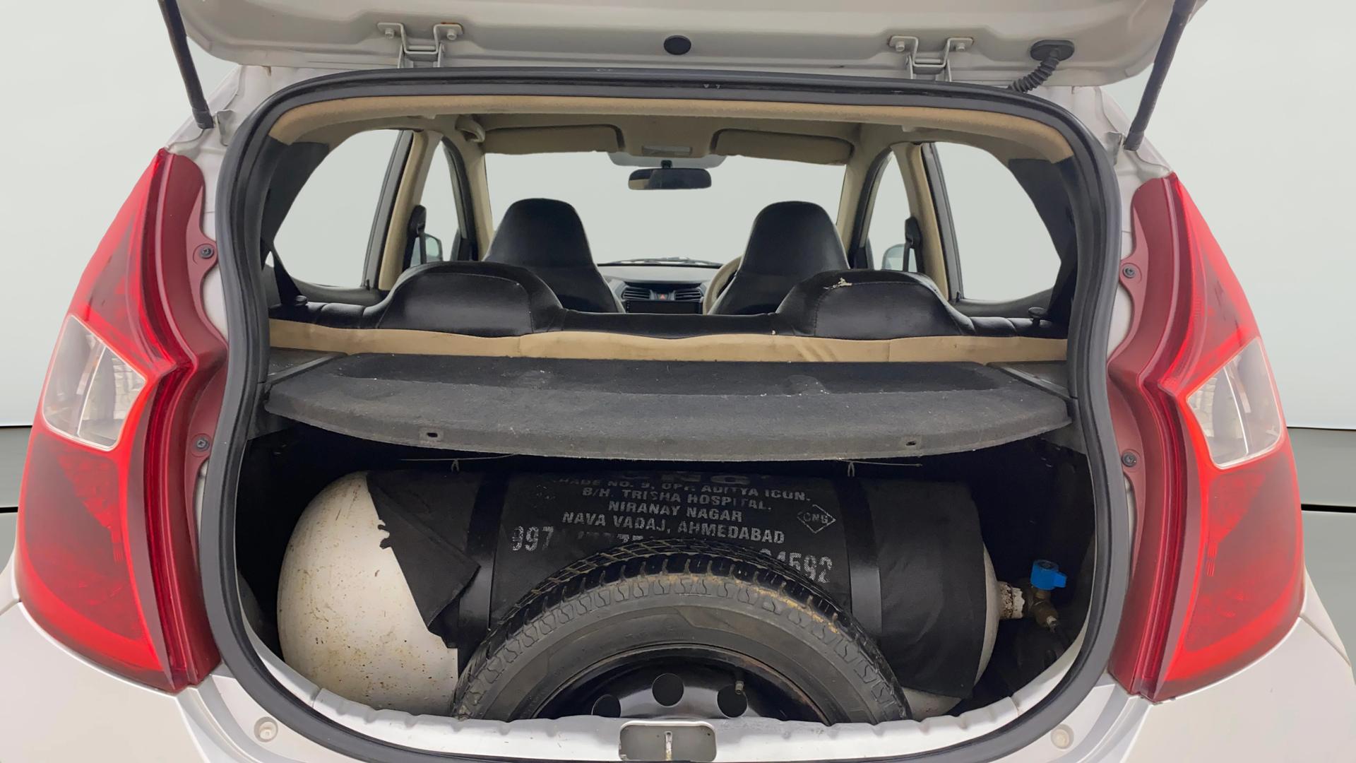 2013 Hyundai Eon MAGNA +, CNG, Manual, 1,12,704 km, Boot Open Zoomed View