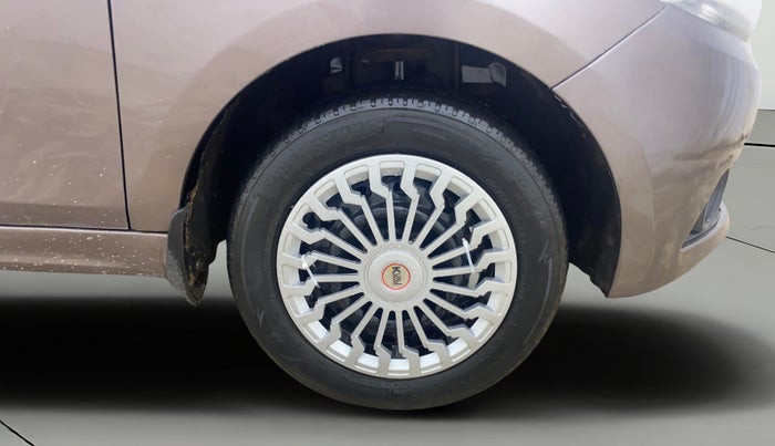 2017 Tata Tiago XT PETROL, Petrol, Manual, 30,618 km, Right Front Wheel