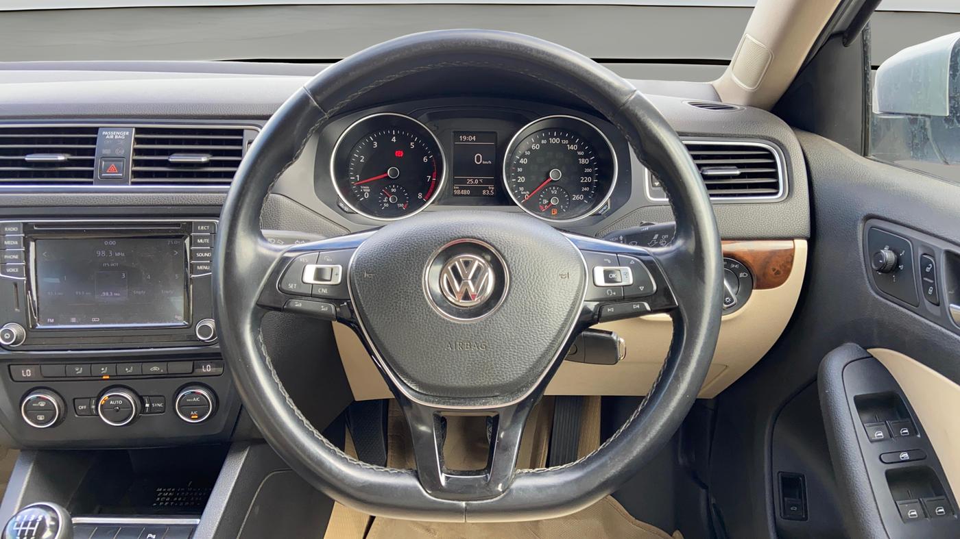 2016 Volkswagen Jetta COMFORTLINE TSI, Petrol, Manual, 98,462 km, Steering Wheel Close Up