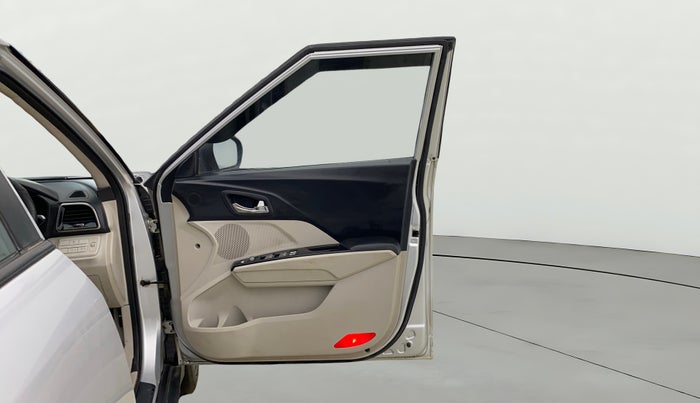 2020 Mahindra XUV300 W8 (O) 1.2 PETROL, Petrol, Manual, 1,03,497 km, RHS Front Door