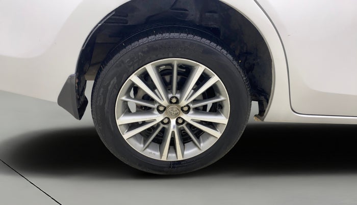 2014 Toyota Corolla Altis GL PETROL, Petrol, Manual, 1,32,247 km, Right Rear Wheel