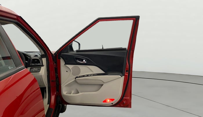 2019 Mahindra XUV300 W8 1.2 PETROL, Petrol, Manual, 83,696 km, RHS Front Door