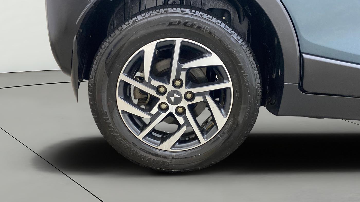 2024 Mahindra XUV300 W8 (O) 1.2 PETROL AMT, Petrol, Automatic, 15,125 km, Right Rear Wheel