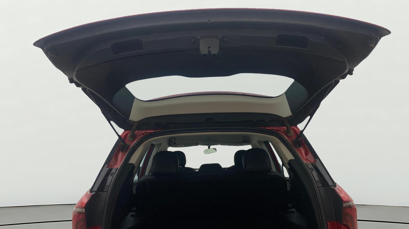 2022 Mahindra XUV700 AX 3 P MT 5 STR, Petrol, Manual, 82,103 km, Boot Door Open