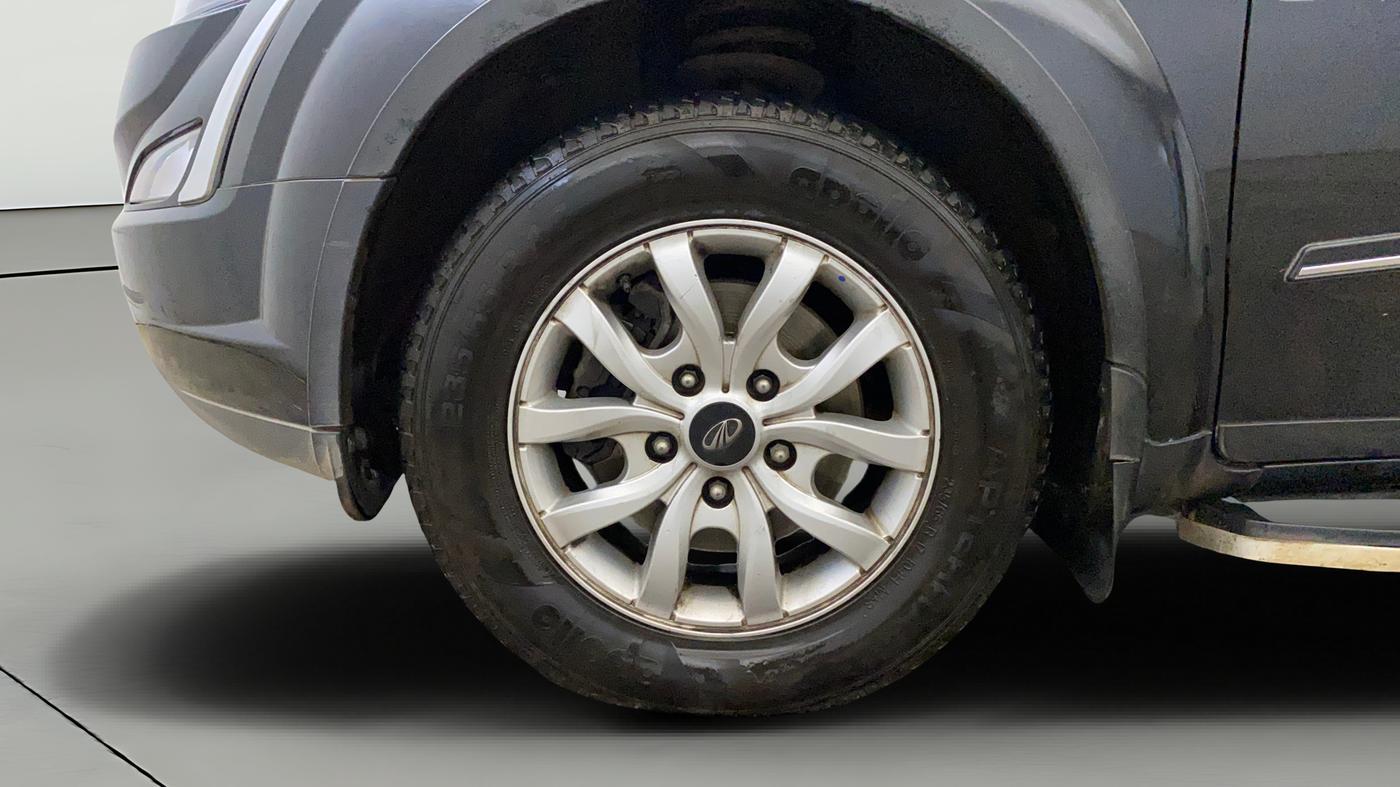 2021 Mahindra XUV500 W9 AT, Diesel, Automatic, 67,343 km, Left Front Wheel