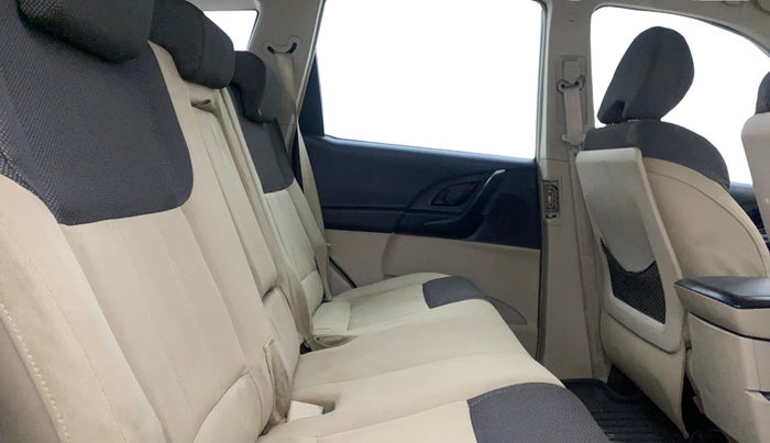 2016 Mahindra XUV500 W4, Diesel, Manual, 1,25,455 km, Right Side Rear Door Cabin