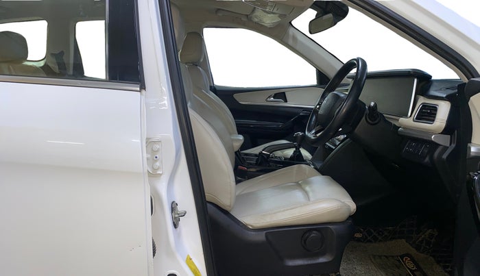 2022 Mahindra XUV700 AX 7 D MT 7 STR, Diesel, Manual, 46,340 km, Right Side Front Door Cabin