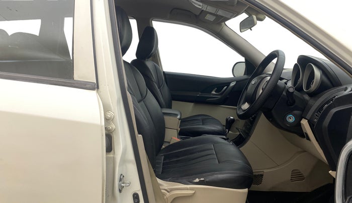 2017 Mahindra XUV500 W6 AT, Diesel, Automatic, 1,28,835 km, Right Side Front Door Cabin