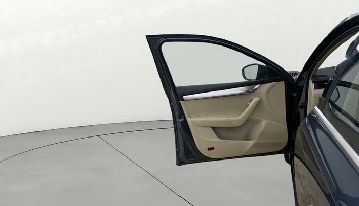 2017 Skoda Octavia STYLE 1.8 TSI AT, Petrol, Automatic, 92,155 km, LHS Front Door