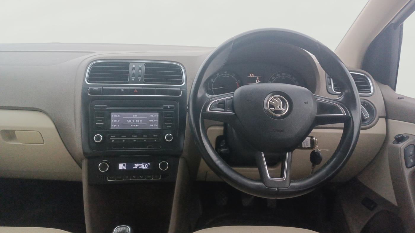 2016 Skoda Rapid 1.6 MPI STYLE PLUS, Petrol, Manual, 1,16,355 km, Steering Wheel Close Up