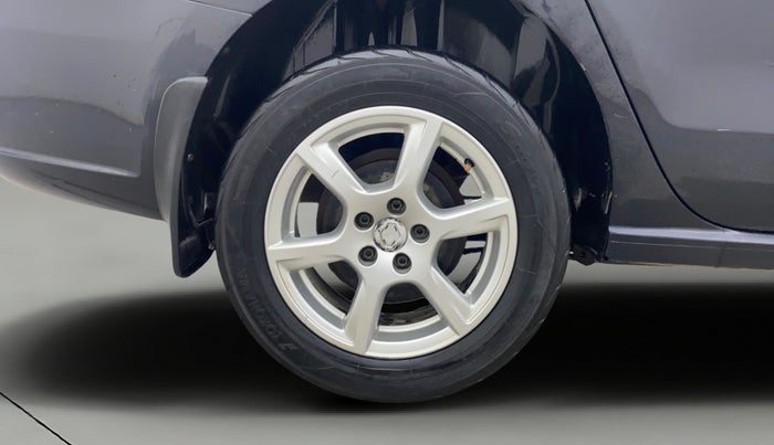 2014 Volkswagen Vento HIGHLINE 1.6 MPI, Petrol, Manual, 1,05,619 km, Right Rear Wheel