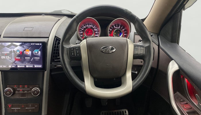 2014 Mahindra XUV500 W8, Diesel, Manual, 1,49,534 km, Steering Wheel Close Up