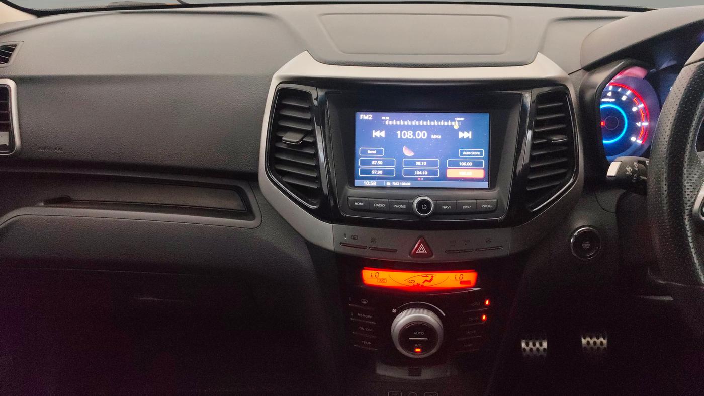 2022 Mahindra XUV300 W8 (O) 1.2 PETROL, Petrol, Manual, 25,527 km, Air Conditioner