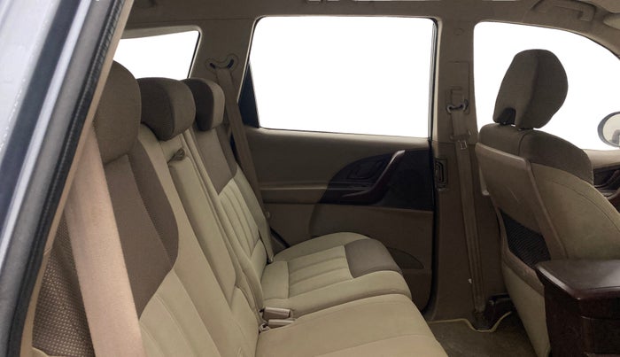2014 Mahindra XUV500 W4, Diesel, Manual, 1,12,565 km, Right Side Rear Door Cabin