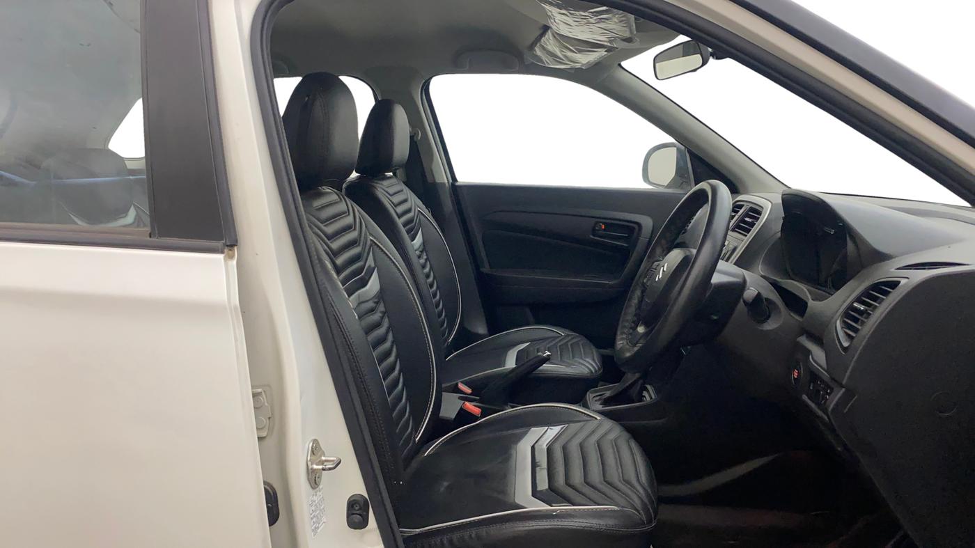 2022 Maruti Vitara Brezza VXI AT SHVS, Petrol, Automatic, 30,010 km, Right Side Front Door Cabin