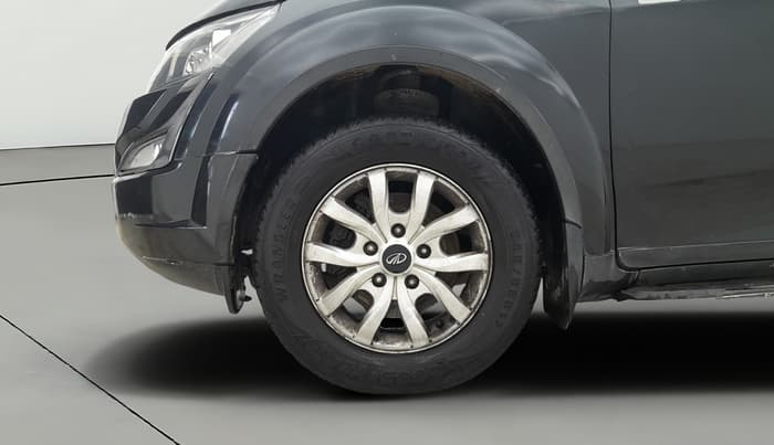 2015 Mahindra XUV500 W10, Diesel, Manual, 1,13,300 km, Left Front Wheel