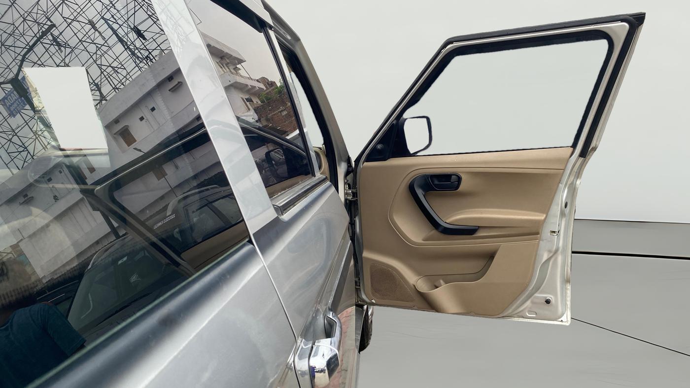 2021 Mahindra BOLERO NEO N 4, Diesel, Manual, 61,293 km, RHS Front Door
