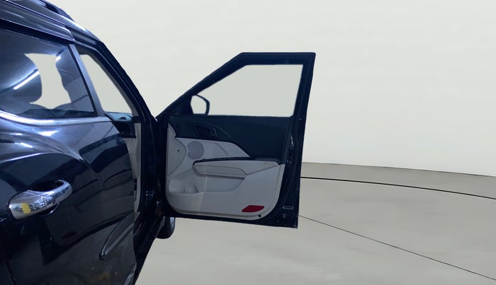 2021 Mahindra XUV300 W6 1.5 Sunroof Diesel, Diesel, Manual, 1,35,953 km, RHS Front Door