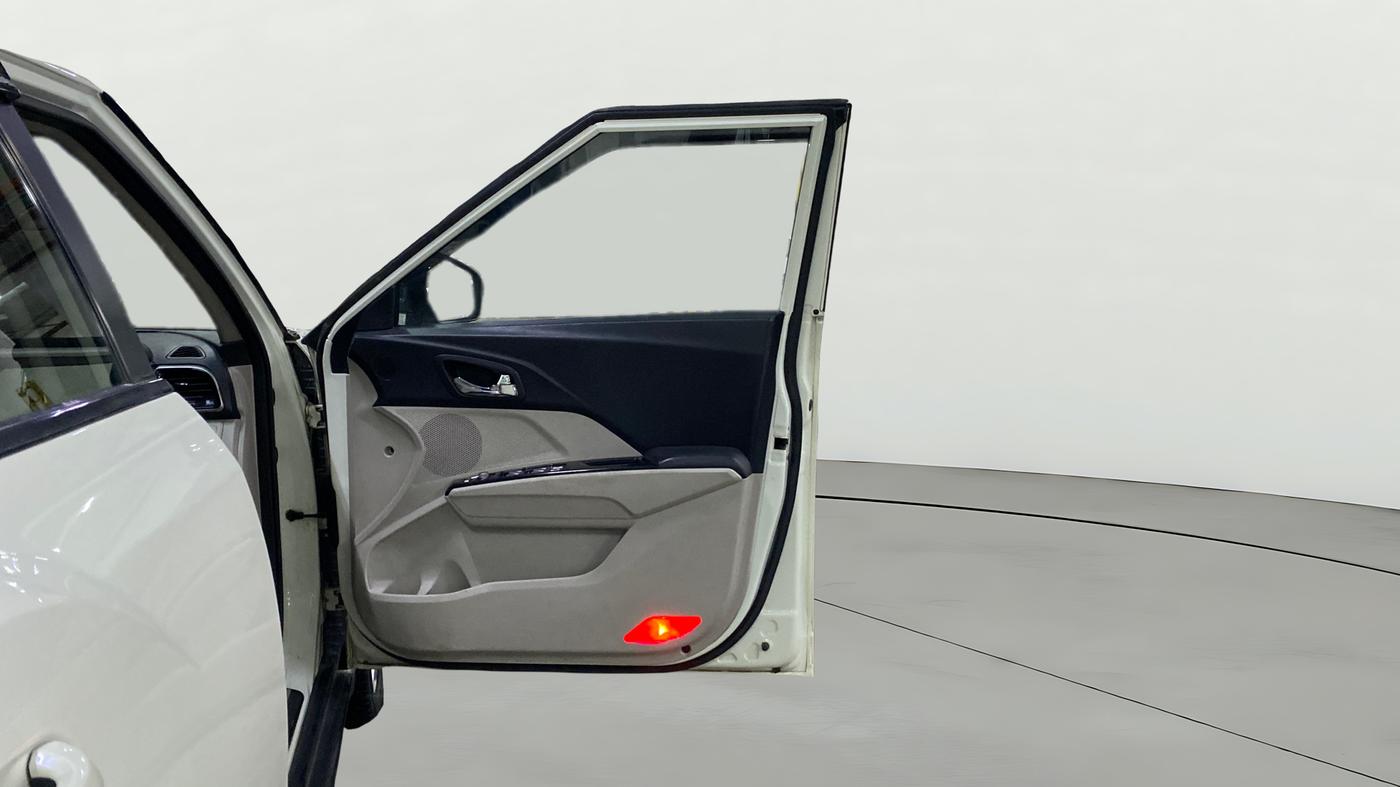 2021 Mahindra XUV300 W8 1.2 PETROL, Petrol, Manual, 67,784 km, RHS Front Door