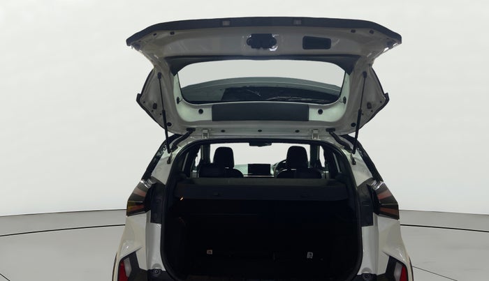 2024 Tata NEXON FEARLESS + SUNROOF AMT DUAL TONE 1.5 DIESEL, Diesel, Automatic, 39,493 km, Boot Door Open