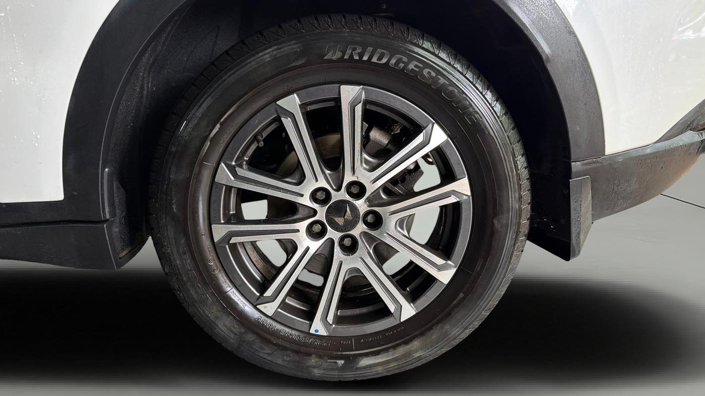 2025 Mahindra XUV700 AX 7 P AT 7 STR, Petrol, Automatic, 17,172 km, Left Rear Wheel