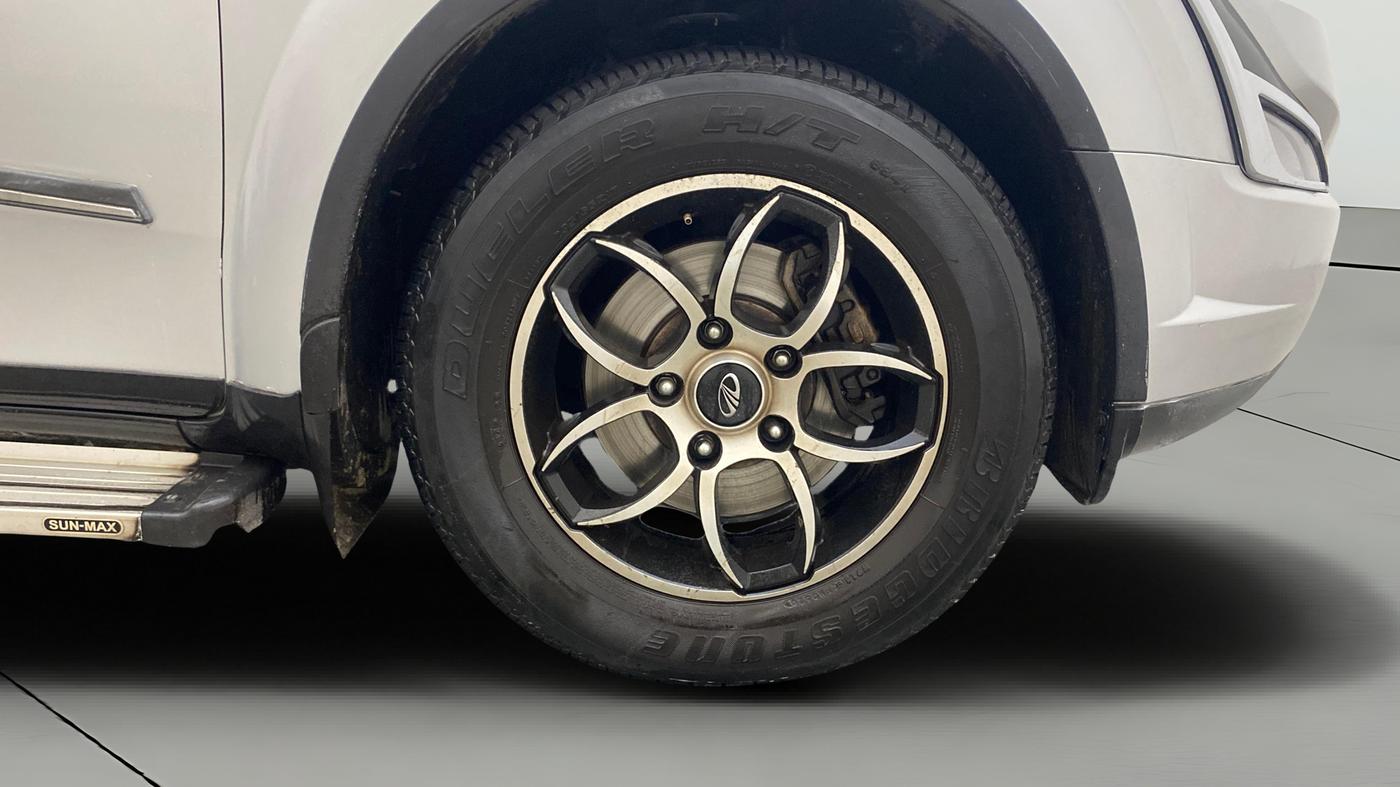 2020 Mahindra XUV500 W7, Diesel, Manual, 68,921 km, Right Front Wheel