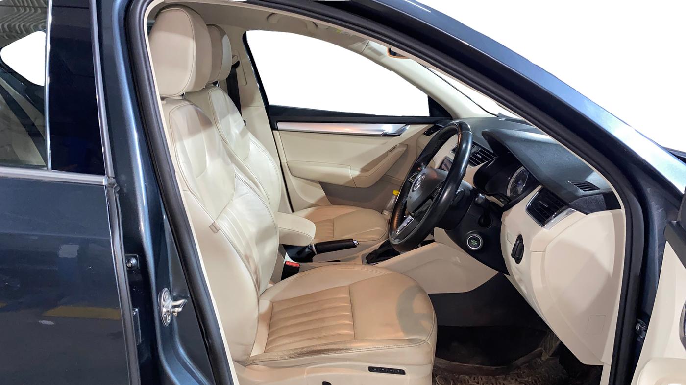 2019 Skoda Octavia 2.0 TDI CR STYLE AT, Diesel, Automatic, 47,250 km, Right Side Front Door Cabin
