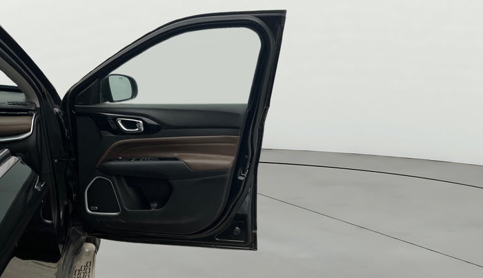 2023 Jeep MERIDIAN LIMITED (O) 4X2 MT, Diesel, Manual, 28,702 km, RHS Front Door