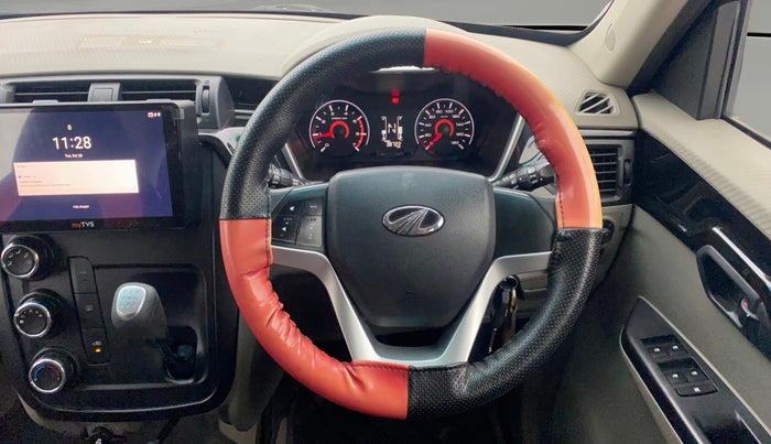 2016 Mahindra Kuv100 K8 6 STR, Petrol, Manual, 38,720 km, Steering Wheel Close Up