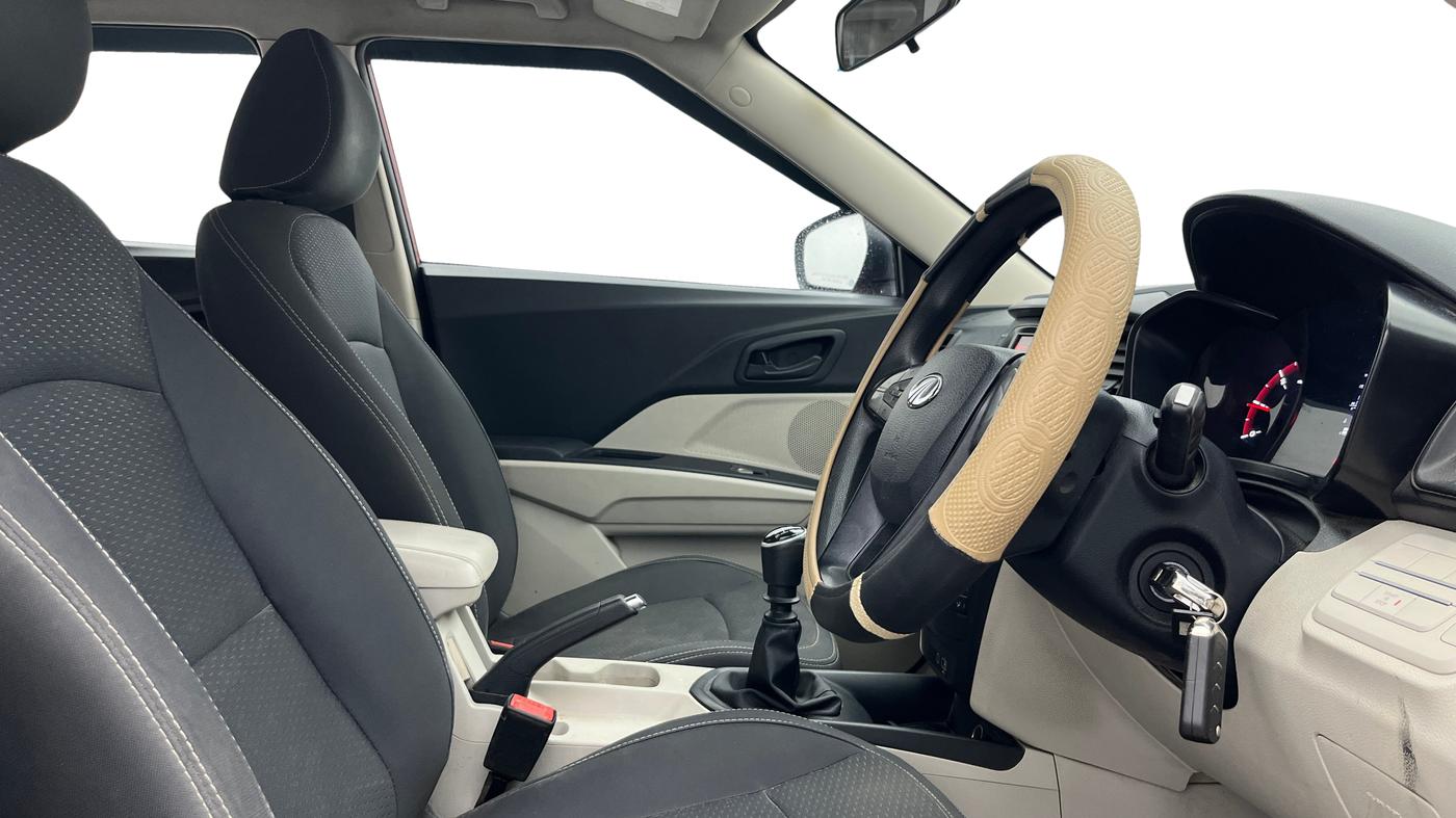 2022 Mahindra XUV300 W6 1.5 Diesel, Diesel, Manual, 72,136 km, Right Side Front Door Cabin
