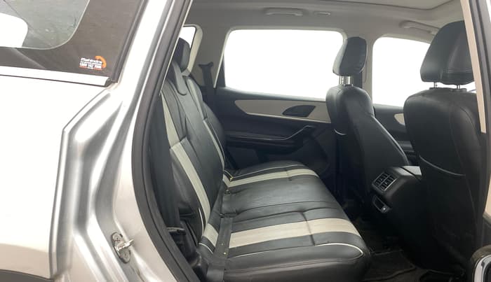 2022 Mahindra XUV700 AX 5 P MT 5 STR, Petrol, Manual, 46,675 km, Right Side Rear Door Cabin