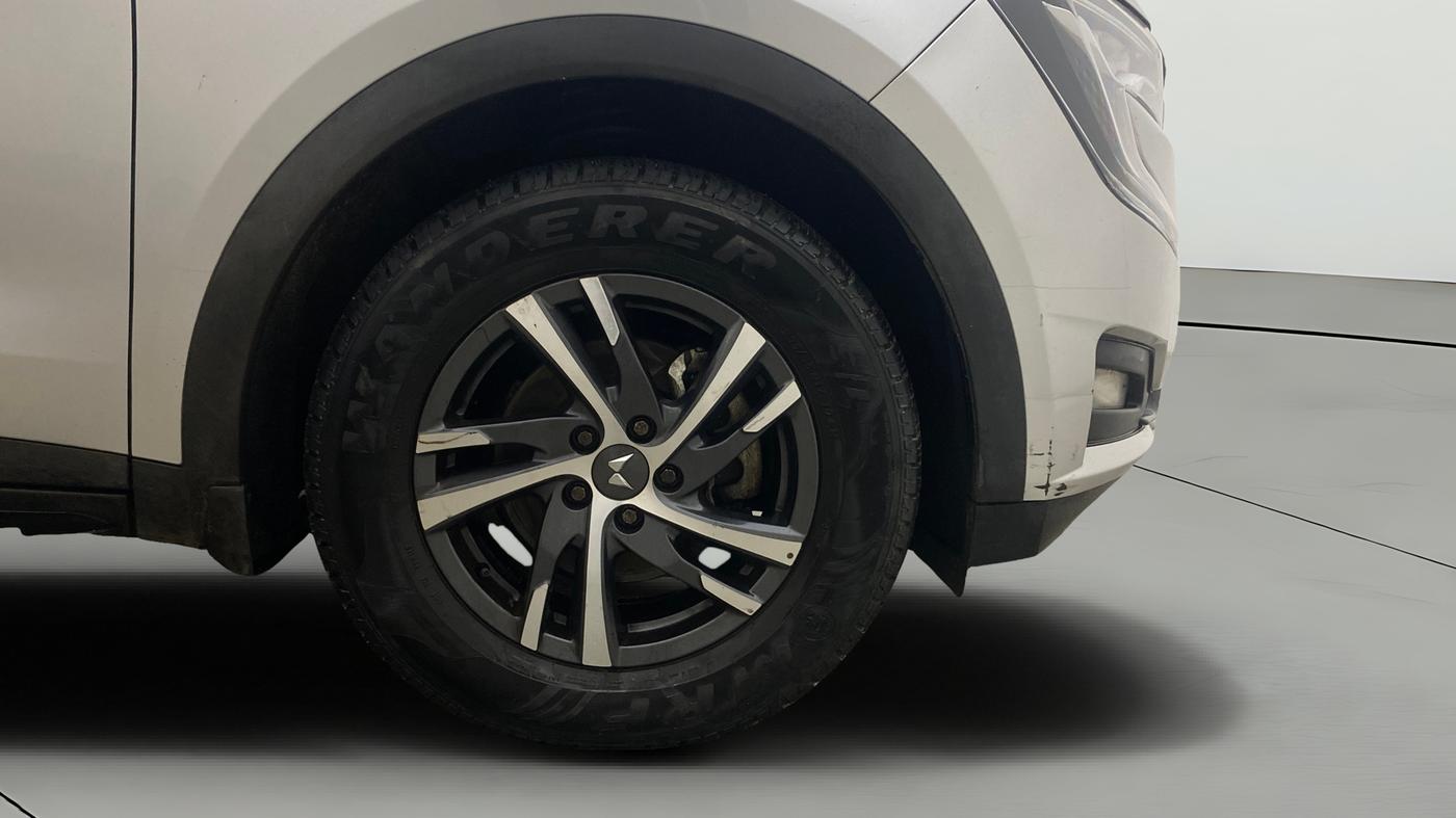 2022 Mahindra XUV700 AX 5 P MT 7 STR, Petrol, Manual, 86,107 km, Right Front Wheel