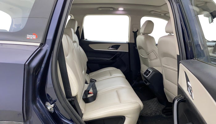 2021 Mahindra XUV700 AX 7 LUXURY P AT 7 STR, Petrol, Automatic, 73,781 km, Right Side Rear Door Cabin