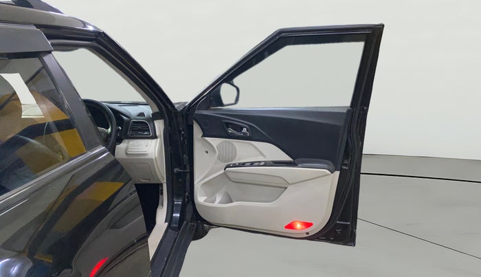 2019 Mahindra XUV300 W8 1.5 DIESEL, Diesel, Manual, 1,12,627 km, RHS Front Door