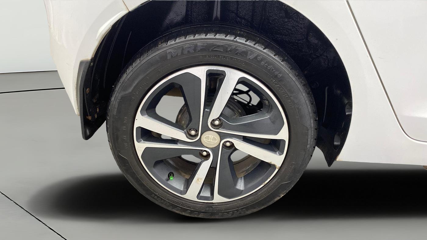 2020 Tata ALTROZ XZ PETROL, Petrol, Manual, 36,994 km, Right Rear Wheel